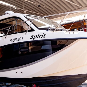 Ausgestelltes Boot auf der Messe Magdeboot in Magdeburg